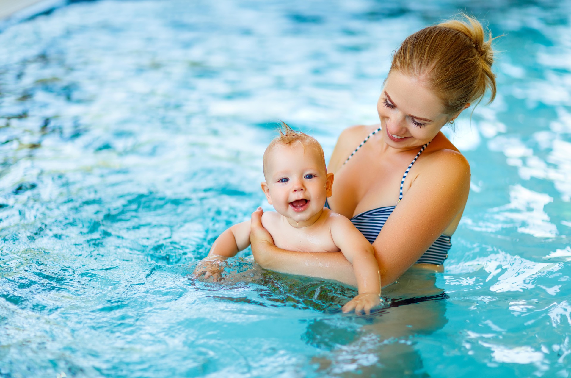 Мама друг бассейн. Мама и малыш в бассейне. Фотосессия в бассейне детей. Грудничковое плавание. Плавание грудничков в бассейне.