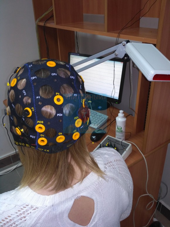 прибор для энцефалограммы на голове пациента